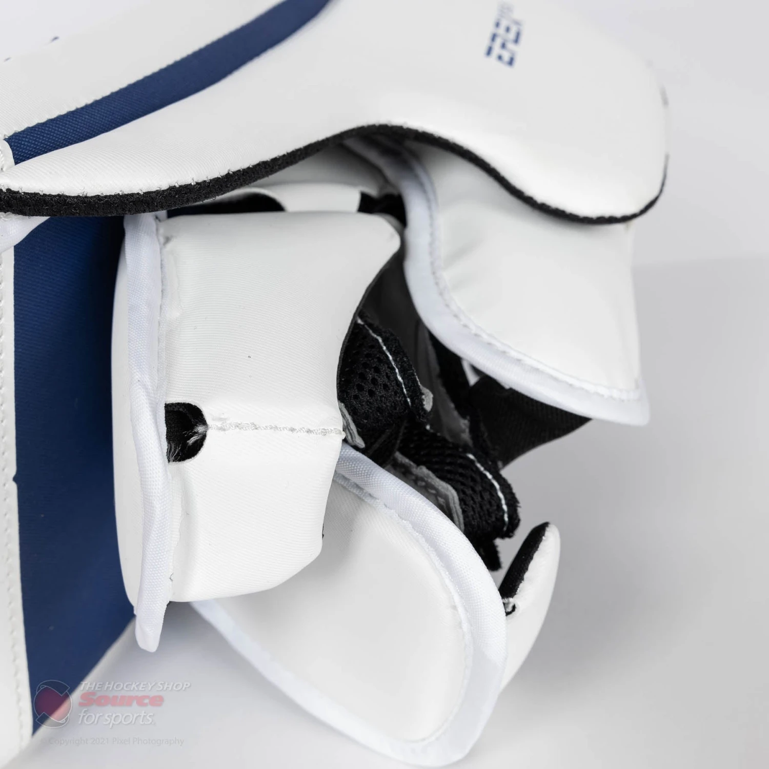 CCM Extreme Flex E5.5 Junior Goalie Blocker 8 CCM Extreme Flex E5.5 Junior Goalie Blocker - Image 8