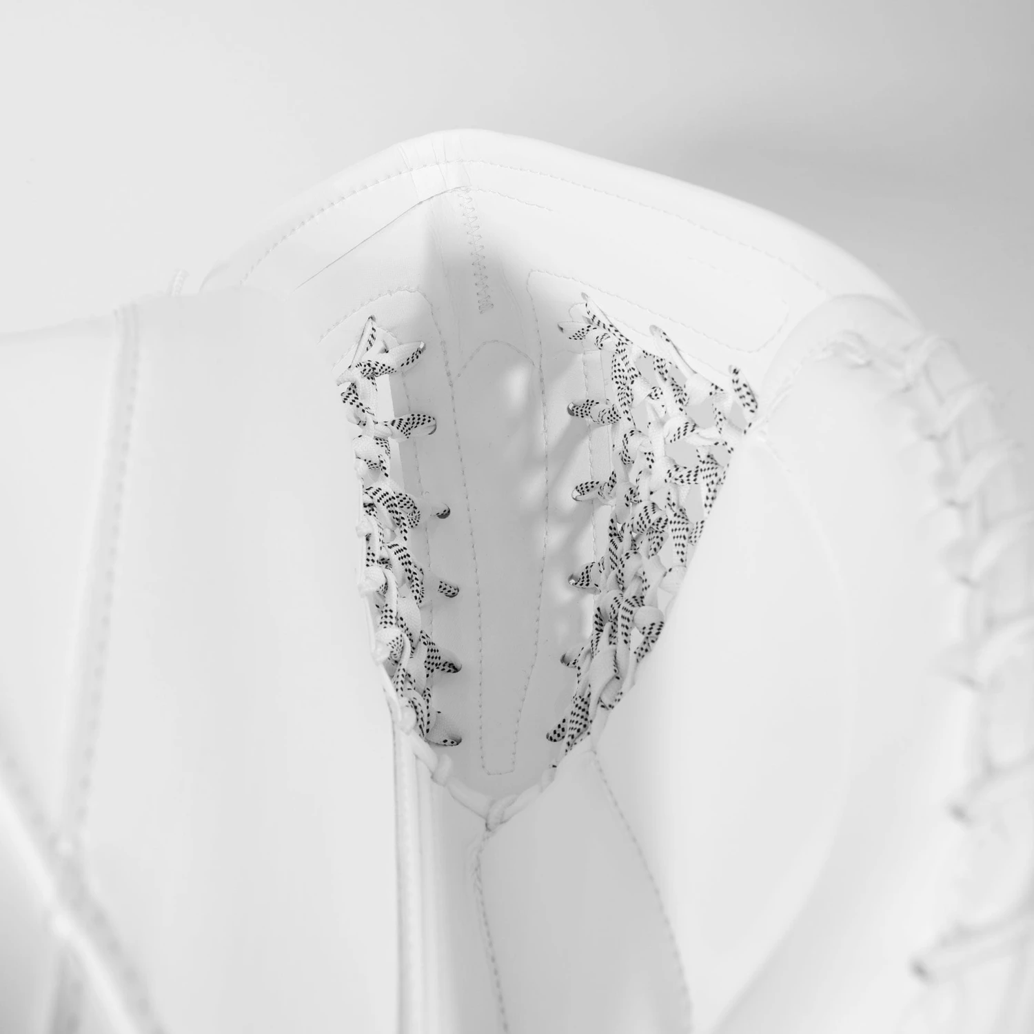 CCM Axis 2.9 Intermediate Goalie Catcher - Source Exclusive 4 CCM Axis 2.9 Intermediate Goalie Catcher - Source Exclusive - Image 4