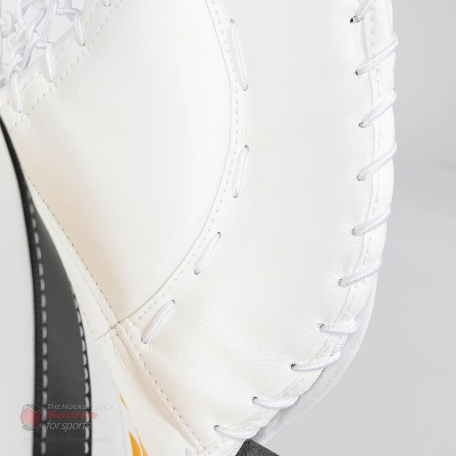 CCM Extreme Flex E5.9 Senior Goalie Catcher 4 CCM Extreme Flex E5.9 Senior Goalie Catcher - Image 4